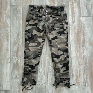 Younique Green Camo Cargo Pants Low Rise Size 11 Juniors
